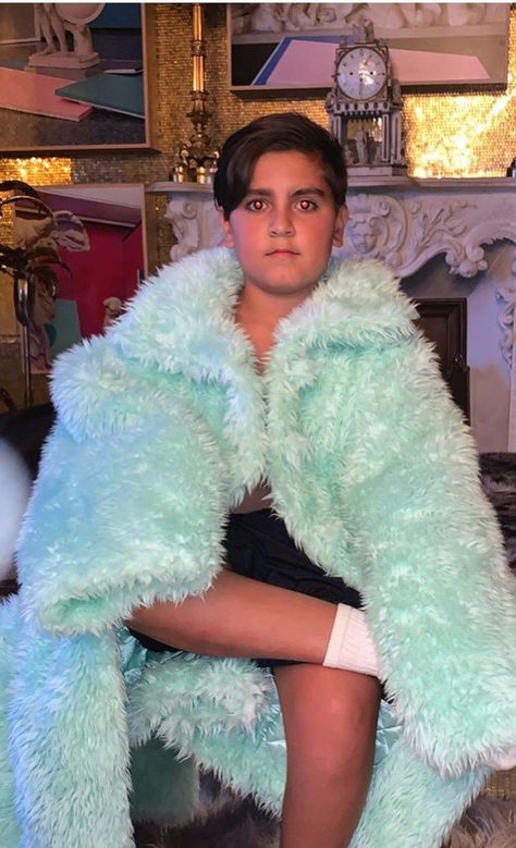 This picture of Mason Disick cracks me up! Photo posted by Khloe Kardashian during summer family vacation in Italy. Check out Mason Disick Fashion. #masondisick #khloekardashian #celebrity #celebritykids #italy #kardashians Mason Kardashian, Kourtney Kardashian Barker, Versace Fendi, Jenner Kids, Mason Disick, Vacation In Italy, Dream Kardashian, Harper Beckham, Penelope Disick