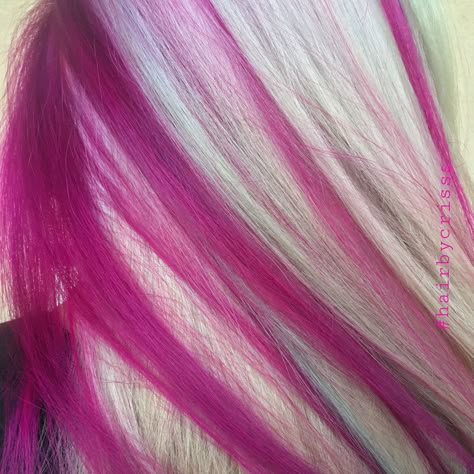 Chunky Pink Highlights In Blonde Hair, Mcbling Hair, Pink Hair Blonde, Skunk Highlights, Kelly Clarkson Hair, Pink And Black Hair, Skunk Hair, Pink Blonde Hair, Arctic Fox Hair Color