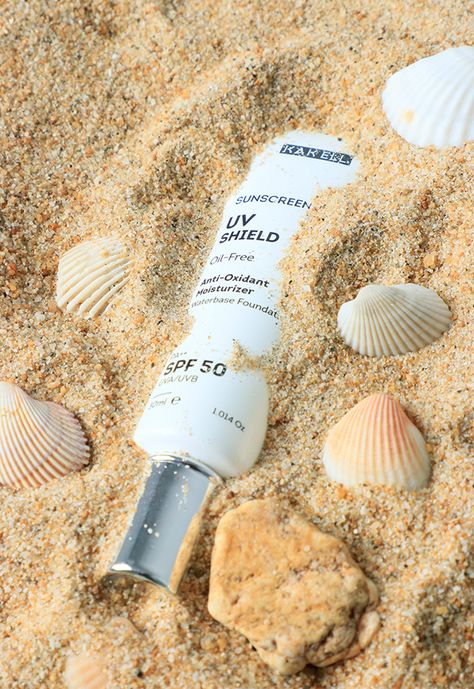 Product Photography Beach Ideas, Beach Product Photography Ideas, Beach Skincare Photography, Sunscreen Photoshoot Ideas, Ocean Product Photography, Sunscreen Product Shoot, Pool Product Photography, Beach Product Shoot, Ugc Product Photo