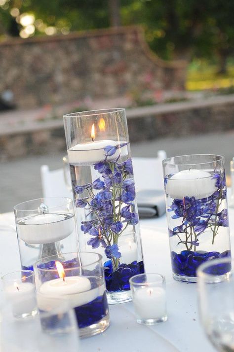 Floating candles & flowers Cobalt Blue Centerpieces, Royal Blue Centerpieces Wedding, Cobalt Blue Wedding Theme, Blue Candle Centerpieces, Candle And Flower Centerpieces, Floating Flower Centerpieces, Blue Flower Centerpieces, Candle And Flower, Ideas Candles