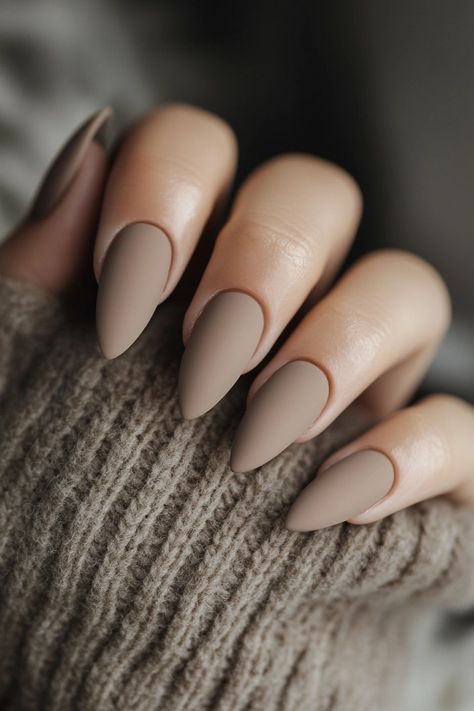 30 Neutral Fall Nail Ideas to Keep It Simple and Stylish Neutral Nails Tan Skin, Minimal Nail Design Natural, Natural Nail Colours, Nail Colors For Light Skin, Acrylic Nails Neutral, Cream Nails Designs, Neutral Nails Almond, Simple Summer Nail Ideas, Chic Summer Nails