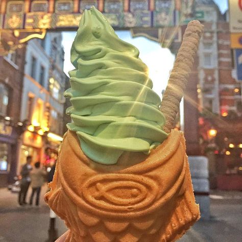 🇬🇧 Top London Restaurants on Instagram: “The taiyaki (fish waffle) matcha ice cream from BAKE in Chinatown is quite the sight. 😍 Keep an eye out for our up-and-coming article about…” Taiyaki Aesthetic, Fish Waffle, Fish Ice Cream, Ice Cream Matcha Aesthetic, Matcha Taiyaki, Taiyaki Fish, Fish Ice Cream Korea, Matcha Green Tea Ice Cream, Taiyaki Ice Cream Aesthetic