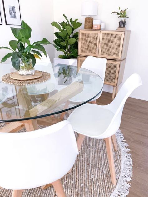 Round Glass Table Chairs, Glass Round Dining Table Modern, Small Dining Room Ideas Glass Table, Small Dining Room Ideas Apartment Round Table, Glass Circle Dining Table, Round Glass Dining Table Decor Ideas, Small Apartment Dining Area, Round Glass Dining Room Table, Small Glass Dining Table