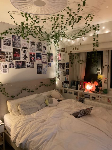 Wall Decor Bedroom Teenagers, Downtown Bed, Bed Inspo, Comfy Bedroom, Chill Room, Room Redesign, Room Deco, Preppy Room, Redecorate Bedroom