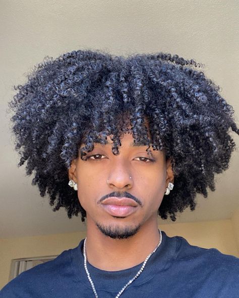 4b Natural Hair Men, Cool Afro Hairstyles, 4a Hair Men, 4c Hairstyles Men, Middle Part Afro, Curly Afro Men, Finger Coils Men, Black Men With Curly Hair, Afro Coils