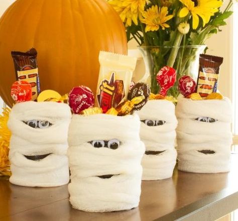 #diy mummy candy cans, make a great recycling project for old cans Mummy Candy, Halloween Treat Holders, Diy Halloween Gifts, Diy Halloween Party, Halloween Mummy, Halloween Treat Bags, Hotel Transylvania, Halloween Party Favors, Candy Bars