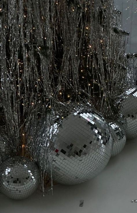 New Year 2025 Trends, Christmas 2025 Trends Decoration, Disco Christmas Decor, Midnight Vibes Aesthetic, Christmas Trees 2024 Trends, Disco Christmas Tree, Disco Ball Christmas Tree, Disco Accessories, Chrome Christmas