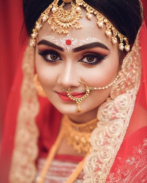 This Chandan bindi is what sets a Bengali bride apart from all the other brides. So, we have found these real brides who have these beautiful Chandan bindi designs on their forehead for their weddings. One look and you’re gonna fall in love girls. #shaadisaga #indianwedding #bengalibride #bindidesigns #chandanbindi #chandanbindidesigns #bengalibridebindidesign #bengalibindi #bengalibindiart #bengalibindidesigns #bengalibindidesignssimple #bengalibindidesignsbridalmakeup #bengalibindidesignslook Forehead Design, Kolka Design, Bindi Designs, Bengali Fashion, Makeup Poster, Face Pic, Bengali Culture, Indian Bride Poses, Indian Bride Makeup