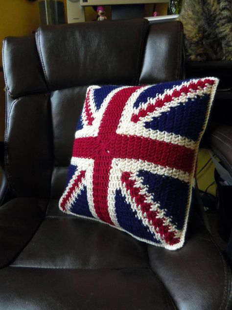 Union Jack Pillow! Union Jack Pillow, Union Jack Cushions, Crochet Pillow Patterns Free, Crochet Pillow Pattern, Crochet For Beginners Blanket, Crochet Pillows, Knit Pillow, British Flag, Crochet Cushions