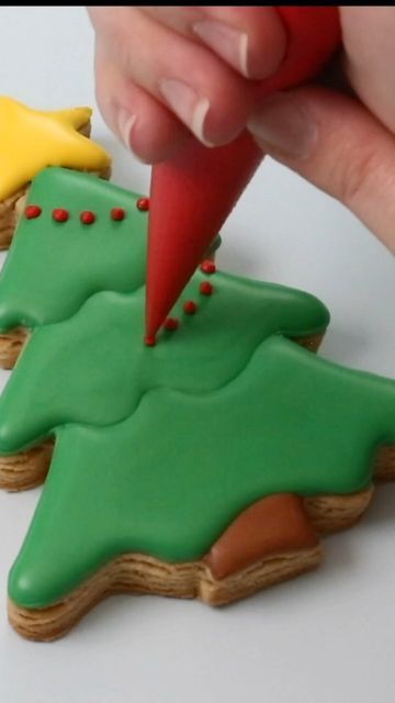 How To Decorate Sugar Cookies Christmas, Christmas Tree Sugar Cookies Royal Icing, Royal Icing Christmas Tree Cookies, Christmas Tree Decorated Cookies, How To Decorate Sugar Cookies, Royal Icing Christmas Tree, Christmas Tree Cookies Royal Icing, Christmas Tree Sugar Cookies Decorated, Xmas Tree Cookies