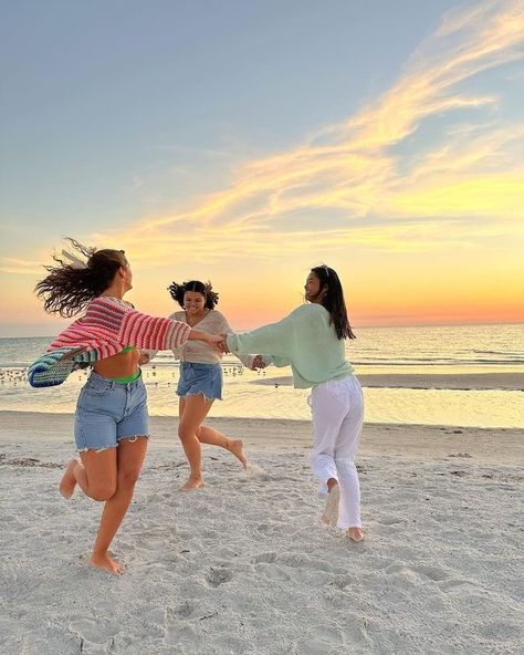 Girls Beach Trip, Cute Beach Pictures, Fall Beach, Summer Picture Poses, Girls Vacation, Beach Friends, Flying High, Summer Inspo, Family Beach