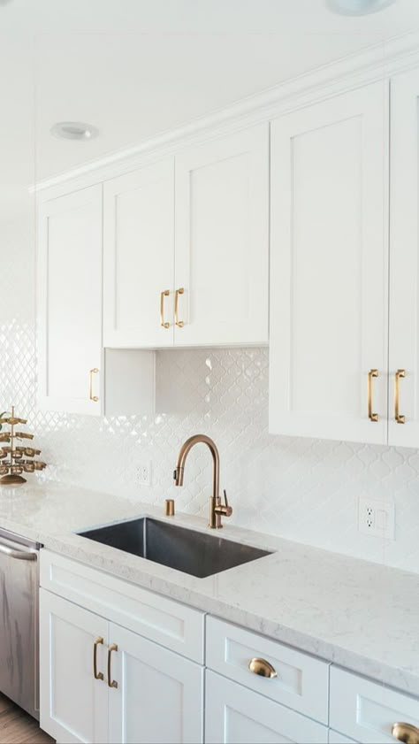 Kabinet Dapur, Kitchen Cupboard Designs, Kitchen Backsplash Designs, Kitchen Interior Design Decor, White Kitchen Design, Modern Kitchen Cabinets, White Modern Kitchen, Kitchen Room Design, Kitchen Furniture Design