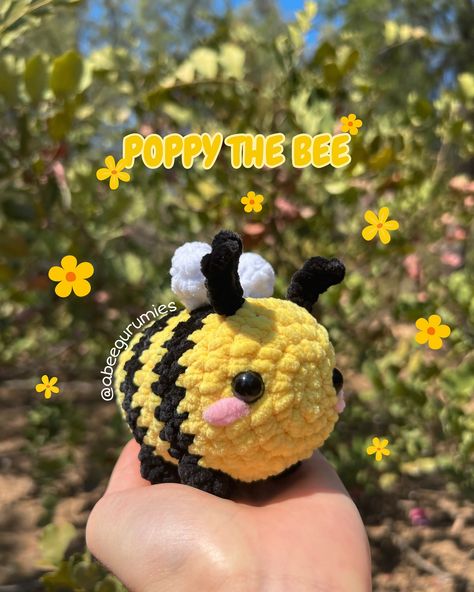 ✨NO SEW BEE✨ And… here we are with another cute bee based on a pattern of mine! What do you think? 🐝 🌸Would you like the pattern of this bee to be released?🌸 🐝made by: me 🐝pattern by: me 🏷️ #crochet #crochetaddict #crochetlove #amigurumi #amigurumilove #amigurumiaddict #amigurumibee #crochetbee #nosewpattern #nosew #pattern #freepattern #yarn #crafts #plushies #handmade #handmadewithlove Plushies Handmade, Crochet Bee, Sewing Bee, No Sew, A Pattern, Yarn Crafts, Amigurumi Pattern, Textile Art, Free Pattern