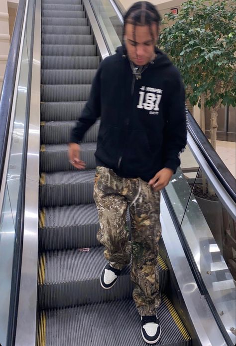 Camo Pants Men Outfit, Baggy Camo Pants Outfit Men, Real Tree Camo Pants Outfit Men, Real Tree Camo Pants Outfit, Camo Pants Outfit Street Style, Camo Pants Fashion, Camo Pants Outfit Men, Camo Cargo Pants Outfit, Camo Pants Men