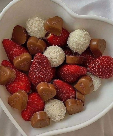 Healthy Food Motivation, Sweet Snacks Recipes, Covered Strawberries, Chocolate Covered Strawberries, Food Obsession, Interesting Food Recipes, Yummy Food Dessert, Sweet Snacks, Pretty Food