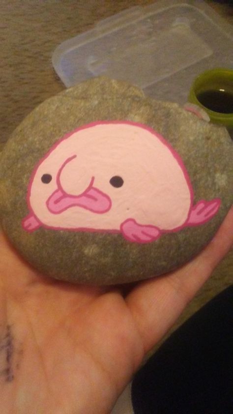 Rock Painting Ideas Dots Easy, Rock Art Animals, Cute Rock Drawing, Things To Draw On A Rock, Painted Rocks Ideas Aesthetic, Cute Rock Painting Ideas Aesthetic, South Park Rock Painting, Cute Rock Ideas, Funny Stone Painting