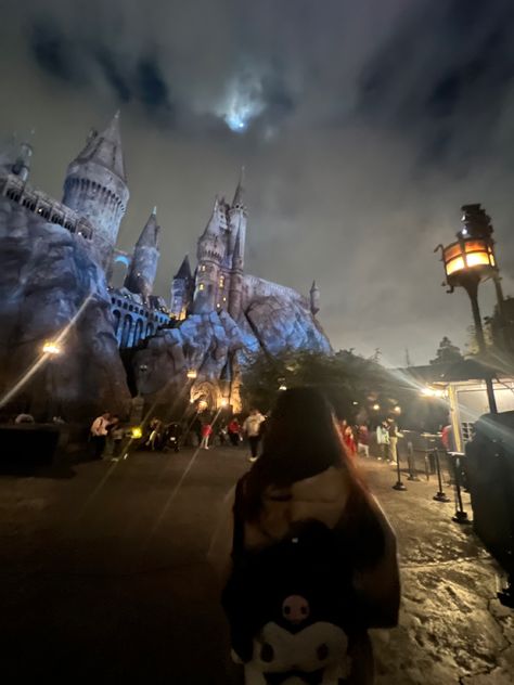 Universal Studios Orlando At Night, Gradventure Universal, Universal Studios Orlando Pictures Ideas, Universal Studios Hollywood Aesthetic, Universal Studios Orlando Aesthetic, Universal Studios Picture Ideas, Universal Studios Aesthetic, Universal Aesthetic, Universal Studios Rides