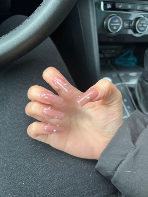 Jelly Nails Sparkle, Jelly Nails With Pearls, Nails Pearls Design, Pearl Accent Nails, Nude Nails With Pearls, Jelly Nude Nails, Nude Nails With White Design, Almond Jelly Nails, Acrylic Nails With Pearls