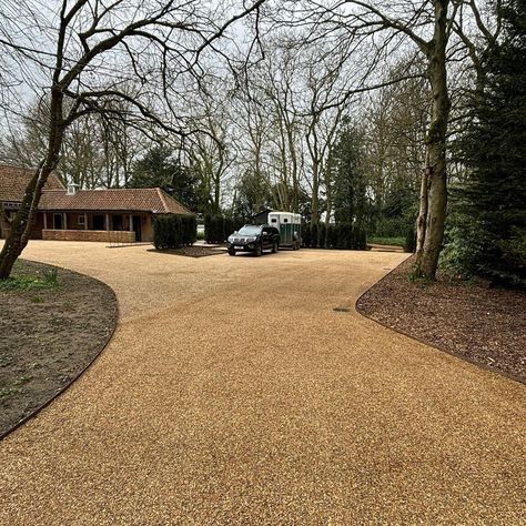 This driveway is giving us the autumnal aesthetic 🍂

Using our 10mm golden shingle to complete this new, clean look!

#Gravel #Stones #Norfolk #Norwich #Landscaping #GardenDesign #CustomerExperience #ProductSpotlight Gravel Driveway Landscaping, Gravel Driveway, Driveway Landscaping, House 2, Driveway, Norfolk, Garden Design, Stone