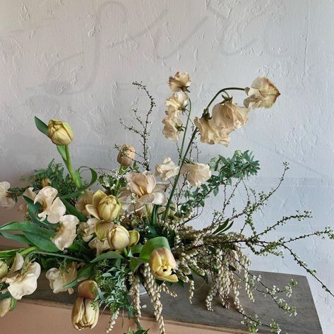 rachael ann lunghi (@sirenfloralco) • Instagram photos and videos Floristry For Beginners, Floristry Techniques, Natural Bouquet Wedding, Floristry Design, Neutral Wedding Flowers, Colorful Wedding Flowers, Wedding Party Flowers, Reception Flowers, Neutral Wedding