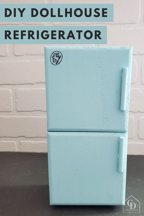 Learn how to make a DIY Dollhouse Refrigerator that opens and closes. Save money on dollhouse furniture by making your own wood dollhouse fridge. Doll Fridge | Doll Refrigerator | DIY Dollhouse Kitchen Diy Dollhouse Kitchen, Dollhouse Refrigerator, Dollhouse Fridge, Dollhouse Kitchen Cabinets, Wood Dollhouse, Barbie House Furniture, Doll Miniatures, Modern Dollhouse Furniture, Dollhouse Miniature Tutorials