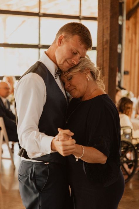 Mother Son Dance Photos, Mother Son Wedding Photo Ideas, Wedding Photo Ideas First Dance, Wedding Photo Ideas For Photographers Family, Grooms Family Photos, Wedding Day Poses Family, Wedding Day Pictures With Family, Wedding Photos Groom And Mother, Wedding Photography Parents