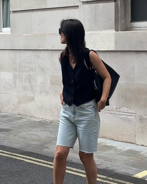 Denim Bermuda shorts, black waistcoat, black handbag, street style Black Bermuda Shorts Outfit Summer, Black Bermuda Shorts Outfit, Bermuda Shorts Outfit Summer, Bermuda Shorts Outfit Street Styles, Handbag Street Style, Jessica Fay, Winter Shorts Outfits, Bermuda Shorts Outfit, Parisian Outfit