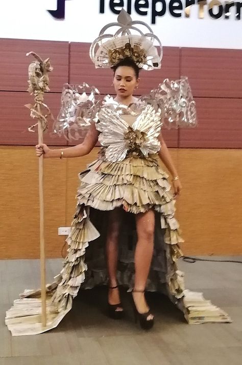 Eco Dress Recycled Fashion, Paper Plate Dress, Recycled Costumes Fashion Show, Trashion Show Recycled Fashion, Paper Dress Fashion, News Paper Dress, Paper Gown, Cardboard Dress, Recycled Gown