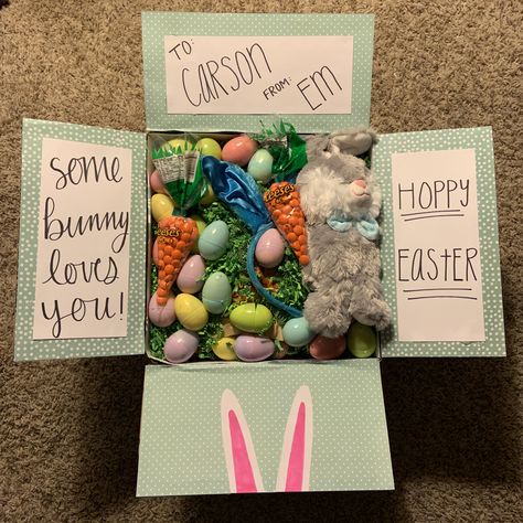 Easter Care Package!🐰🐣 College Gift Baskets, Easter Care Package, Homemade Easter Baskets, Diy Care Package, Penpal Ideas, Pen Pal Kit, Care Package Ideas, Gift Crates, Package Ideas