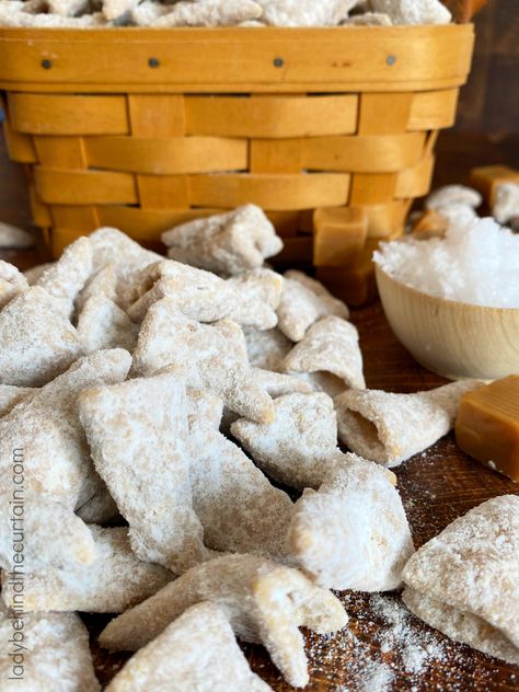 Salted Caramel Bugles Puppy Chow: Salty Bugles Chips coated with a butter pecan cake mix and creamy sweet salted caramel. That's it! ONLY THREE INGREDIENTS Caramel Bugles, Bugles Chips, Quick Party Snacks, Puppy Chow Ingredients, Decorated Pretzels, Party Mix Snacks, Muddy Buddies Recipe, Butter Pecan Cake, Pecan Cake