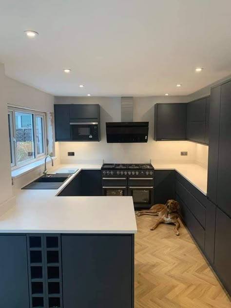 Navy Kitchen With White Worktop, Dark Navy Kitchen Cabinets, Small Navy Kitchen, Navy And Grey Kitchen, Navy Shaker Kitchen, Kitchen Family Room Ideas, Small Kitchen Diner, Navy Kitchen Cabinets, Blue Shaker Kitchen