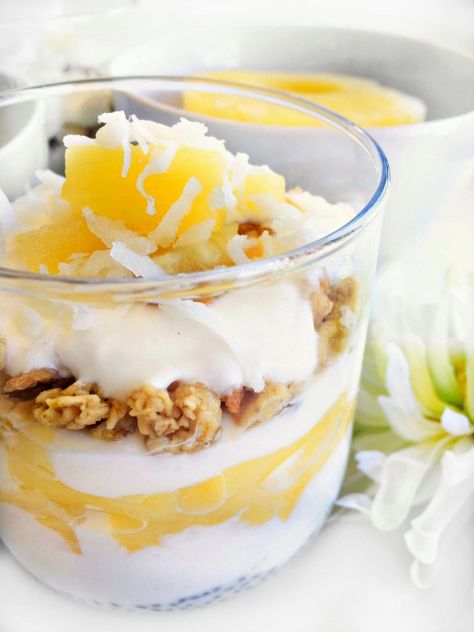 Low Calorie Parfait, Fruit Parfait Recipes, Greek Yogurt Recipes Healthy, Healthy Pina Colada, Breakfast Parfait Recipes, Healthy Parfait, Fruit And Yogurt Parfait, Greek Yogurt Parfait, Yogurt Parfait Recipe