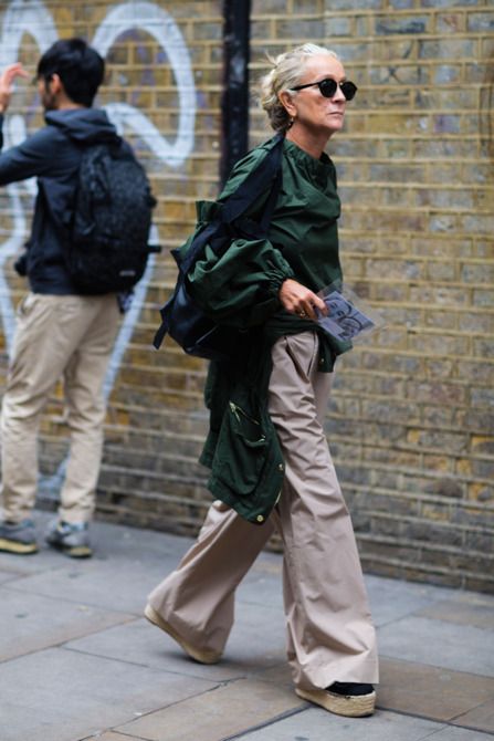 The Best Street Style From London Fashion Week -- The Cut Trends Fall 2023, Lucinda Chambers, 2023 Fall Fashion, Fashion Trends Fall, Neutral Pants, Blue Oxford Shirt, Fall 2023 Fashion, 2023 Fashion Trends, Casual Chique