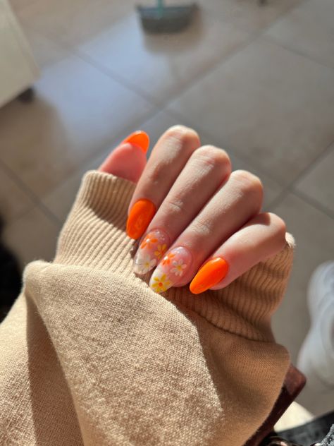 Orange Nails With Design Summer, Peach Nails With Flowers, Orange Nails Flowers, Orange Nails With Flowers, Orange Spring Nails, Orange Flower Nails, Citrus Nails, Summer Nails Orange, Orange Summer Nails