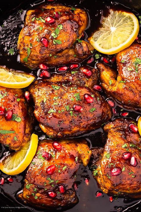 Close-up photo of chicken pomegranate things in a skillet. Pomegranate Chicken Recipes, Pomegranate Chicken, Pomegranate Sauce, Pomegranate Recipes, Junk Foods, Pumpkin Cranberry, Healthy Holiday Recipes, Cast Iron Skillet Recipes, Easy Holiday Recipes