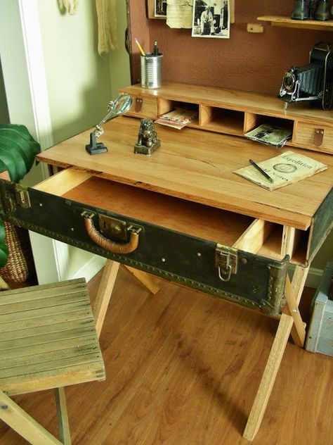 Destinations Vintage... Upcycled & Repurposed Stuff: Upcycled Suitcase Becomes a Campaign Writing Desk Suitcase Furniture, Refurbished Desk, Suitcase Decor, Desk Diy, Campaign Furniture, Old Suitcases, Vintage Suitcases, Vintage Suitcase, Work Station