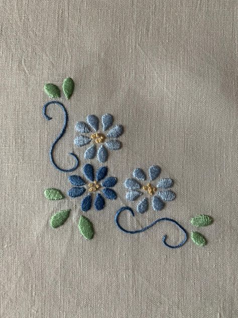 Green Fabric Embroidery, Kerchief Embroidery Designs, Handkerchief Embroidery, Hand Embroidered Flower, Basic Hand Embroidery Stitches, Hand Embroidery Patterns Free, Towel Embroidery, Hand Embroidery Patterns Flowers, Floral Embroidery Patterns