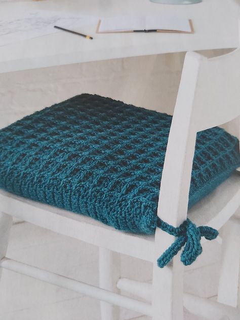 Crochet Chair Cushion Free Pattern, Crochet Seat Cushion, Crochet Chair Cushion, Crochet Chair Cover, Diy Chair Cushions, Wave Blanket, Crochet Chair, Crochet Cushion Covers, Crochet Furniture