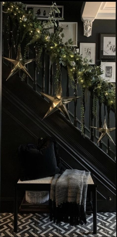 Stair Garland Christmas, Stairway Inspiration, Christmas Garland On Stairs, Christmas Hallway, Happy Christmas Eve, Dark Christmas, Christmas Interiors, Minimalist Christmas, Black Christmas