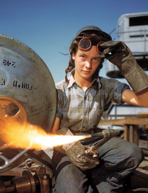 A welder at a boat-and-sub-building yard adjusts her goggles before resuming work, October, 1943. Women Welder, Margaret Hamilton, Rosie The Riveter, Foto Vintage, A4 Poster, Badass Women, Steve Mcqueen, Photos Of Women, 인물 사진