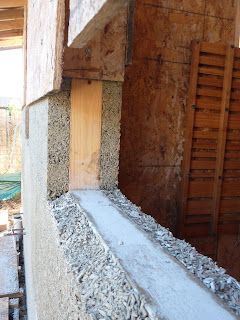 Culburra Hemp House: Help arrives at hemp building Cob Earthship, Hemp Building, Earth Roof, Hemp House, Sustainable Housing, Eco Construction, Cob Building, Country Property, Lakehouse Ideas