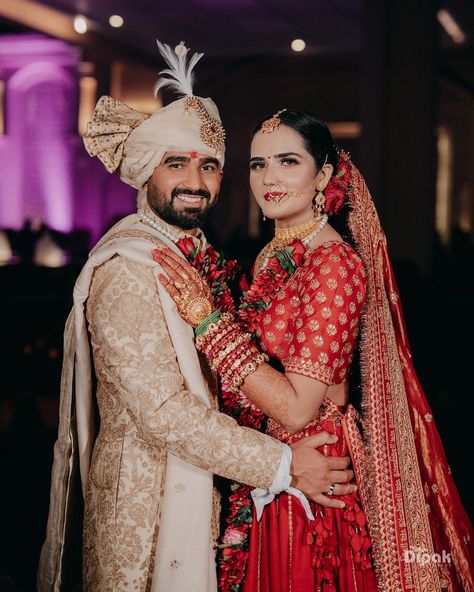 Lehenga Designs 2023, Gurudwara Wedding, Marriage Poses, Bride Groom Photoshoot, Red Bridal Lehenga, Indian Bride Poses, Indian Bride Photography Poses, Indian Wedding Poses, Groom Photoshoot