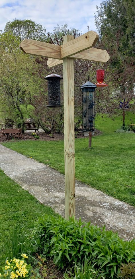 4x4 Bird Feeder Post, 4x4 Post Bird Feeder, Diy Standing Bird Feeder, 4x4 Post Plant Hanger, Garden Post Ideas, Multiple Bird Houses On Post, Bird Feeder Poles Ideas Diy, Bird Feeder Posts Diy Ideas, Bird House Posts Ideas