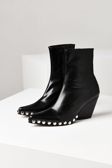 Black studded booties. Jeffrey Campbell Walton Boot Galaxy Converse, Galaxy Vans, Urban Wear Women, Womens Black Booties, Estilo Hippie, Urban Wear, Soft Grunge, Grunge Style, Donna Karan