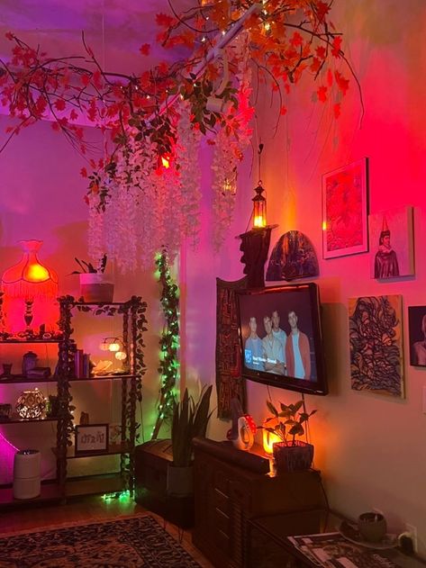 Hippie Apartment Aesthetic, Hippie Apartment, Business Room, Home Decor Ideas Kitchen, Home Decor Painting, Hippie Aesthetic, Chill Room, Apartment Makeover, Dream Apartment Decor