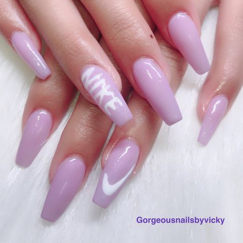 Nike acrylic nails designs White Purple Acrylic Nails, Nike Nails Acrylic, Nike Nails Designs Acrylic, Purple Acrylic Nails Ballerina, White Acrylic Nails With Purple Design, Nike Acrylic Nails, Nails Nike Design, Nike Nails Designs, Purple Outline Nails