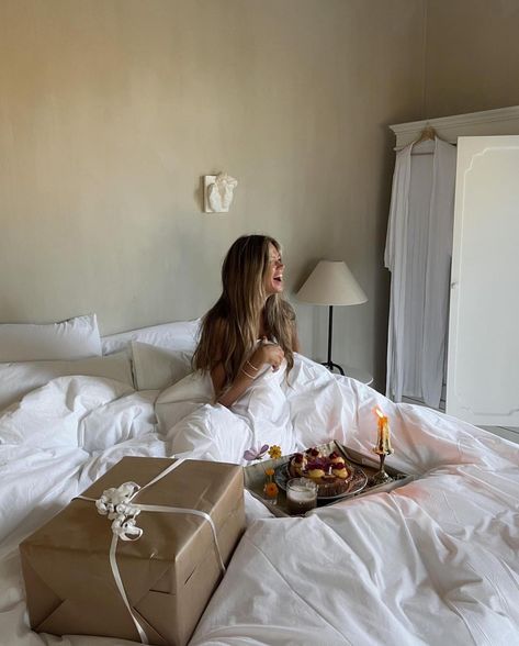 Europe Travel Outfits, Cute Birthday Pictures, Birthday Breakfast, Luxury Lifestyle Fashion, Vogue Beauty, Romantic Gestures, Bday Girl, Birthday Pictures, Breakfast In Bed