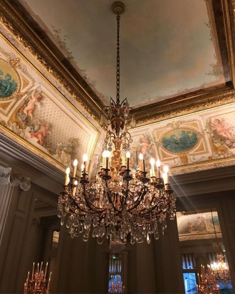 Parisian Room Aesthetic, Luxury Aesthetic Gold, Rich Mansion, Chandelier Aesthetic, Vintage Industrial Bathroom, Parisian Room, Kitchen Bohemian, Chandeliers Lighting, Promise Rings Simple