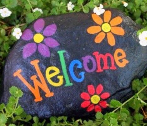 Painted rocks Welcome and flowers Painted Garden Rocks, Garden Rock Art, Diy Rock Art, Rock Garden Design, Painted Rocks Kids, Flowers Painted, Painted Rocks Craft, Garden Crafts Diy, Painted Rocks Diy