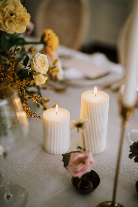 Candles Table Setting, Table Setting Wedding, Candle Table, Candle Styling, Wedding Table Settings, Wax Candles, Oil Plant, White Candles, Pillar Candle